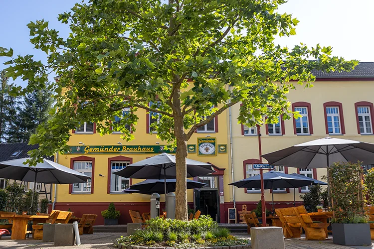 Biergarten des Gemünder Brauhauses mit traditionellem Charme zum Wohlfühlen mitten im Herzen von Gemünd umgeben von der Eifel.